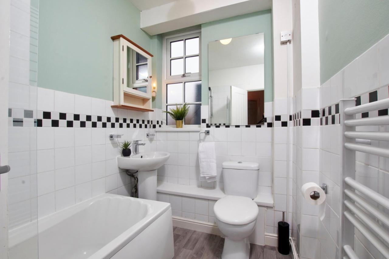 Stunning Two Bedroom Apartment By Purestay Short Lets & Serviced Accommodation Warwickshire With Parking Stratford-upon-Avon Exterior foto